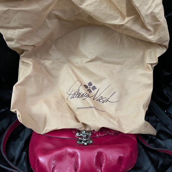NWOT Patricia Nash Leather Red Rose Tooled Crossbody Saddle Bag - Picture 5 of 5